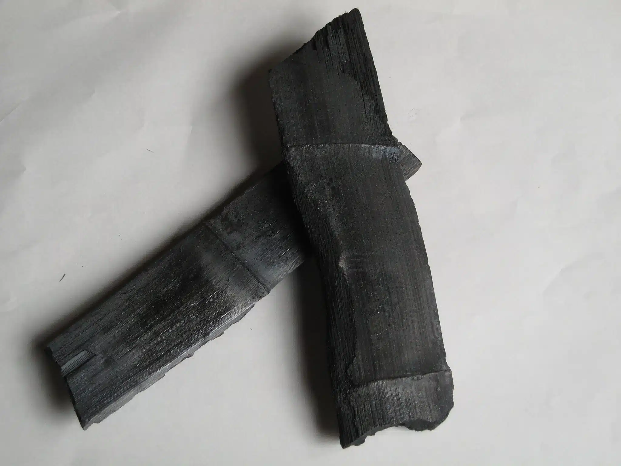 Finie la chasse aux mauvaises odeurs et aux moisissures : comment le takesumi purifie naturellement l'air int&eacute;rieur