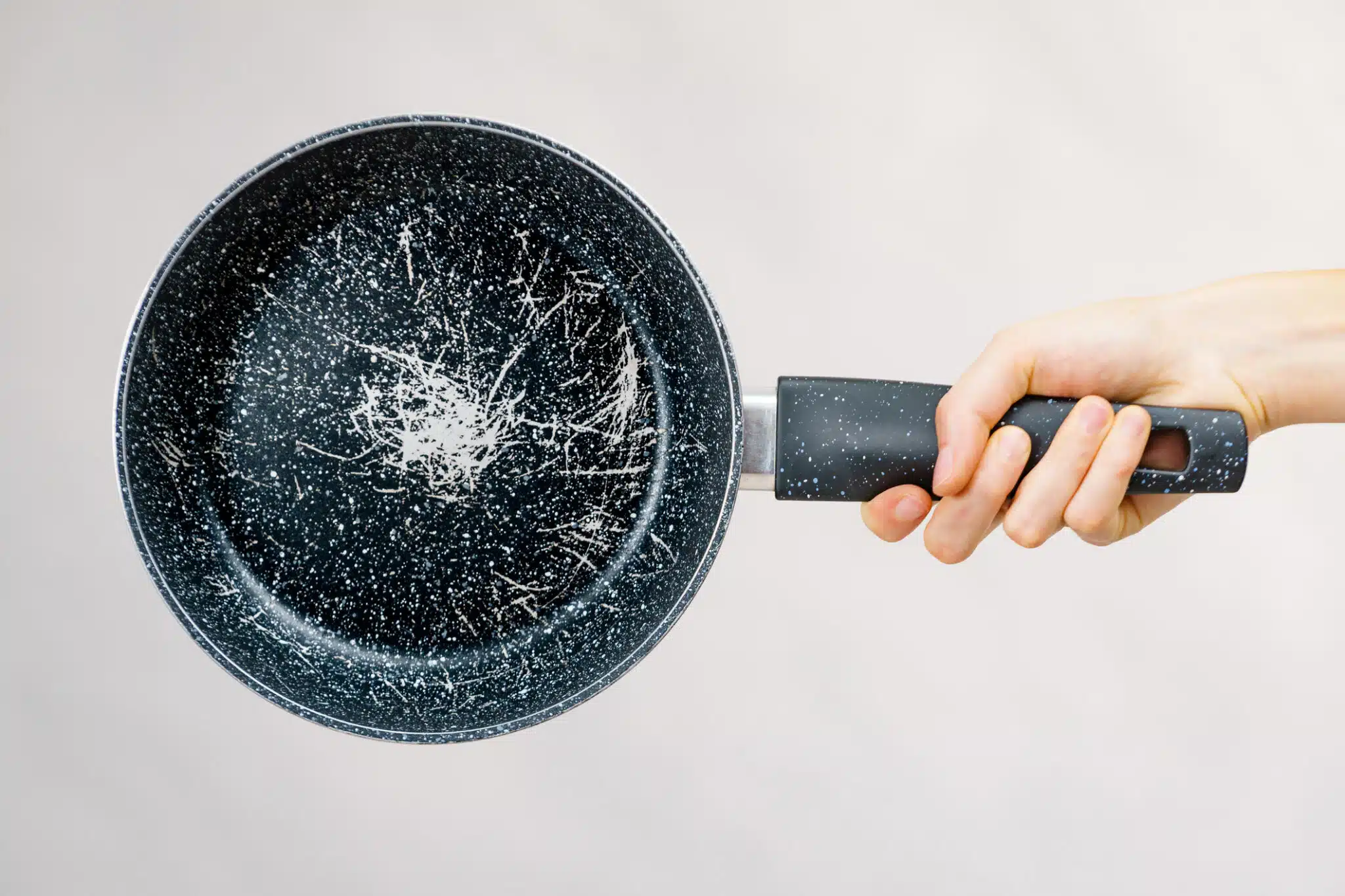 Pourquoi chauffer une po&ecirc;le vide est un crime contre votre batterie de cuisine