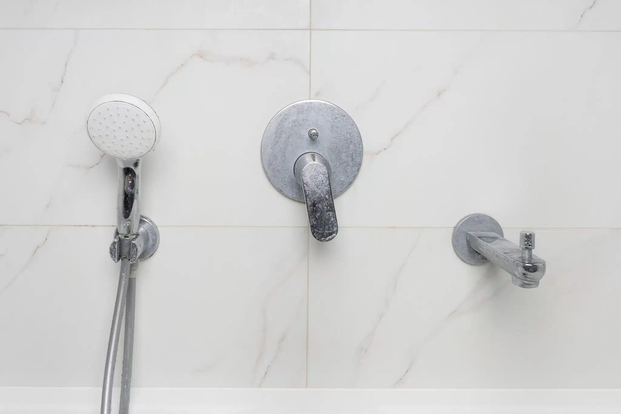 Les mousseurs n&eacute;glig&eacute;s, ce pi&egrave;ge sournois qui transforme vos robinets en fontaines &agrave; tartre