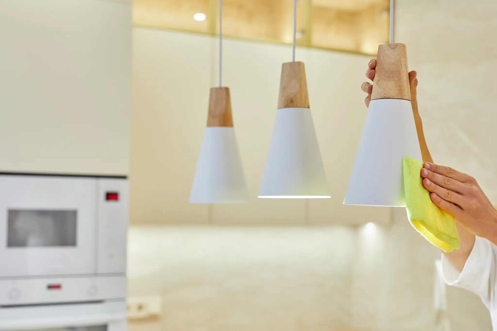 Bannir la poussi&egrave;re volante : comment pr&eacute;parer la pi&egrave;ce pour un nettoyage z&eacute;ro d&eacute;g&acirc;ts