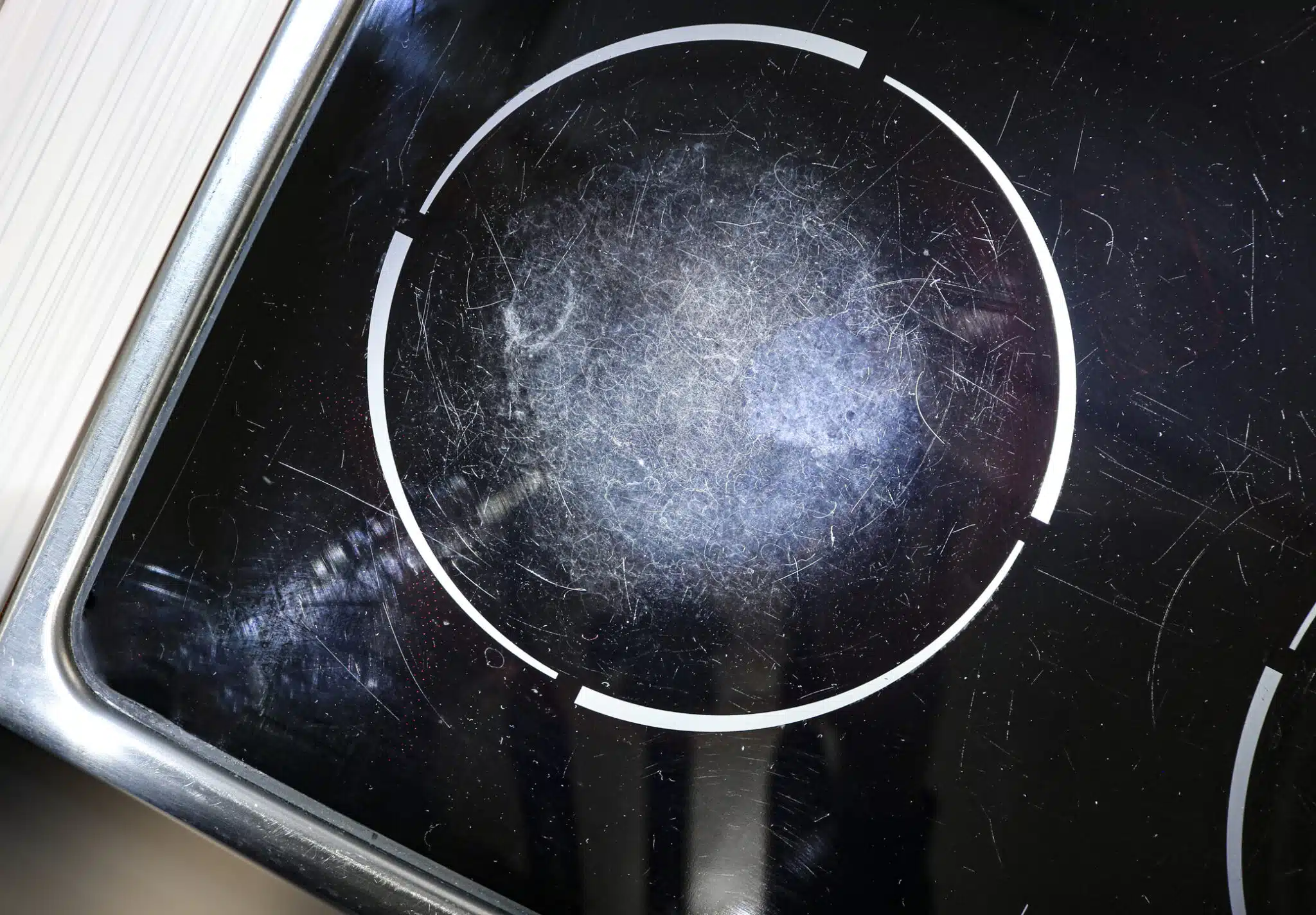 Bicarbonate, dentifrice ou pierre d'argile : sortez l'artillerie douce pour polir sans agresser