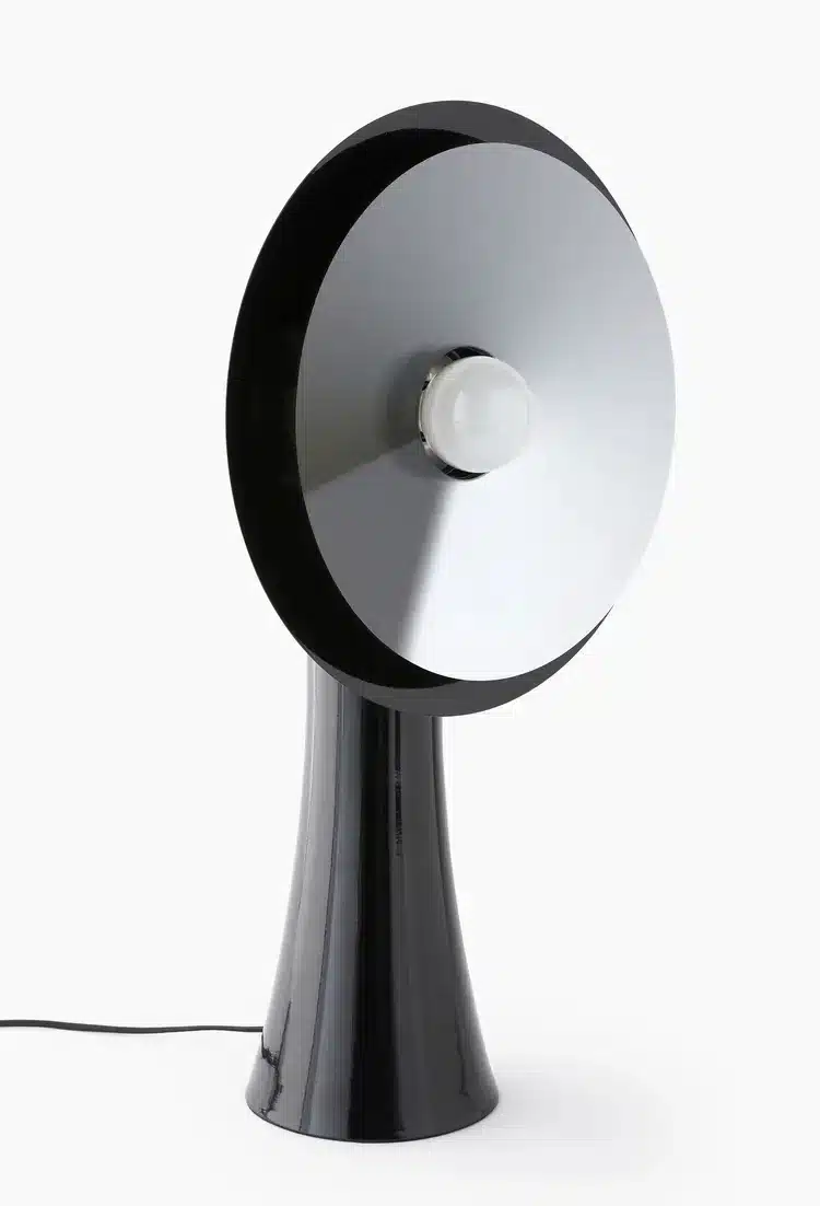 Le Totem XL &agrave; la loupe : une silhouette noire qui red&eacute;finit les volumes de la pi&egrave;ce