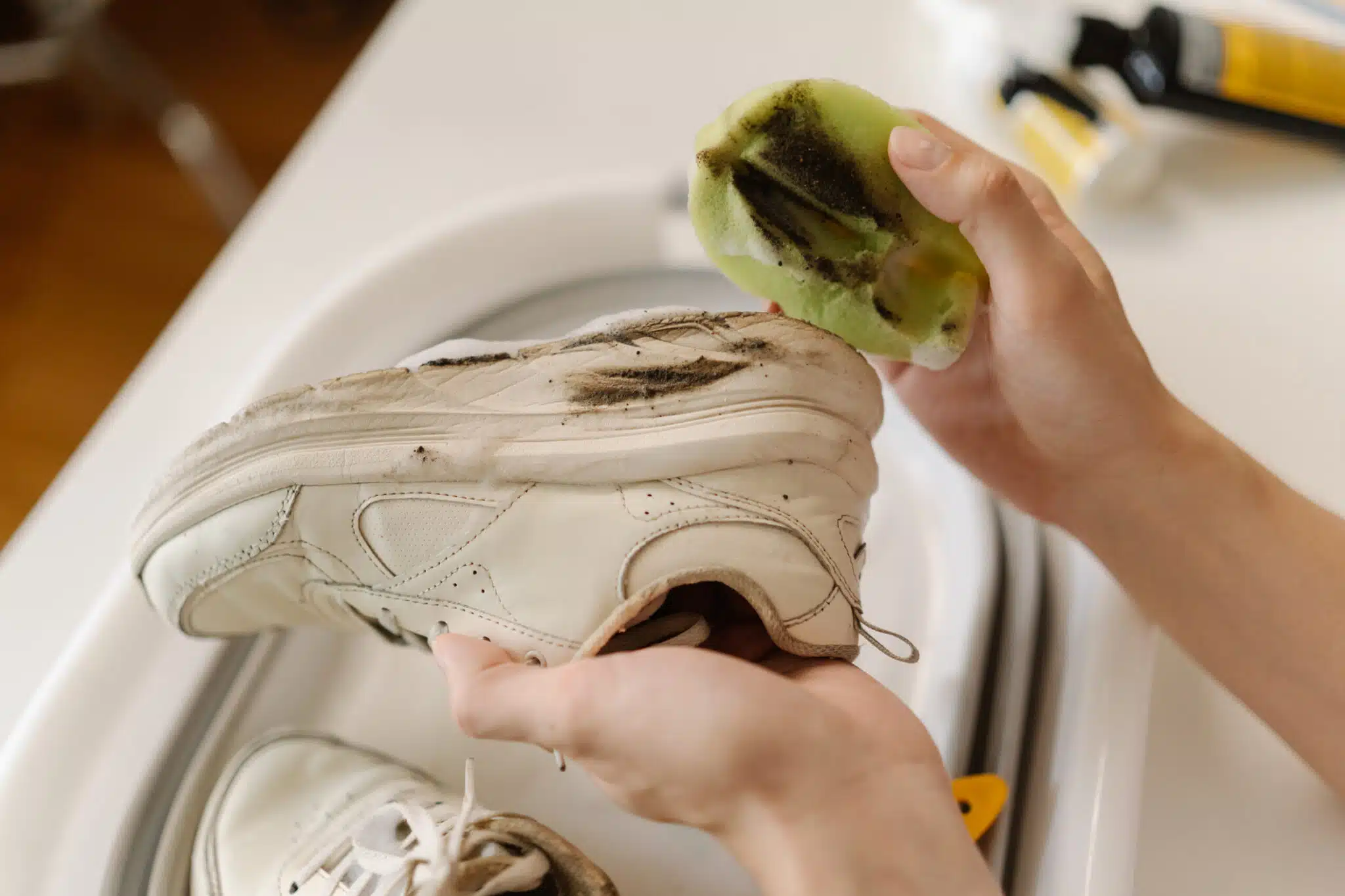 Pierre d'argile et poudres actives : la solution radicale contre le jaunissement incrust&eacute;