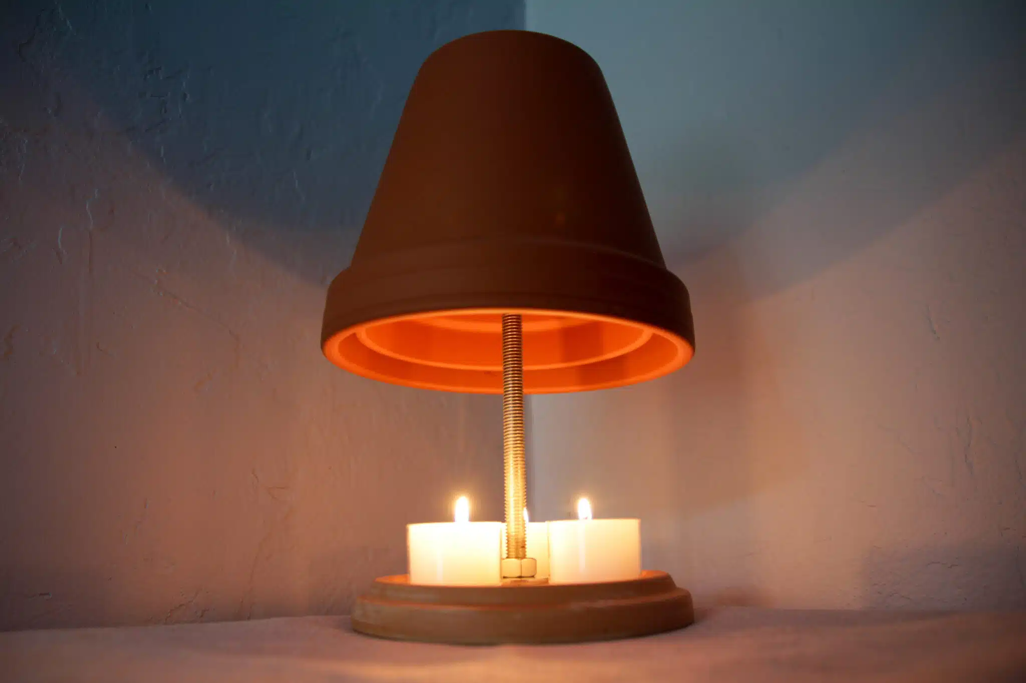 Assembler son chauffage de table avec un simple pot et quelques bougies