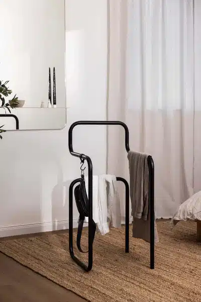 Le valet de nuit JAMES : une r&eacute;interpr&eacute;tation moderne du design fonctionnel