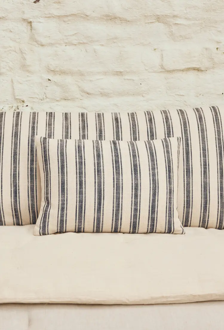 Du mobilier bistrot et des assises tress&eacute;es pour fl&acirc;ner sans perdre de place