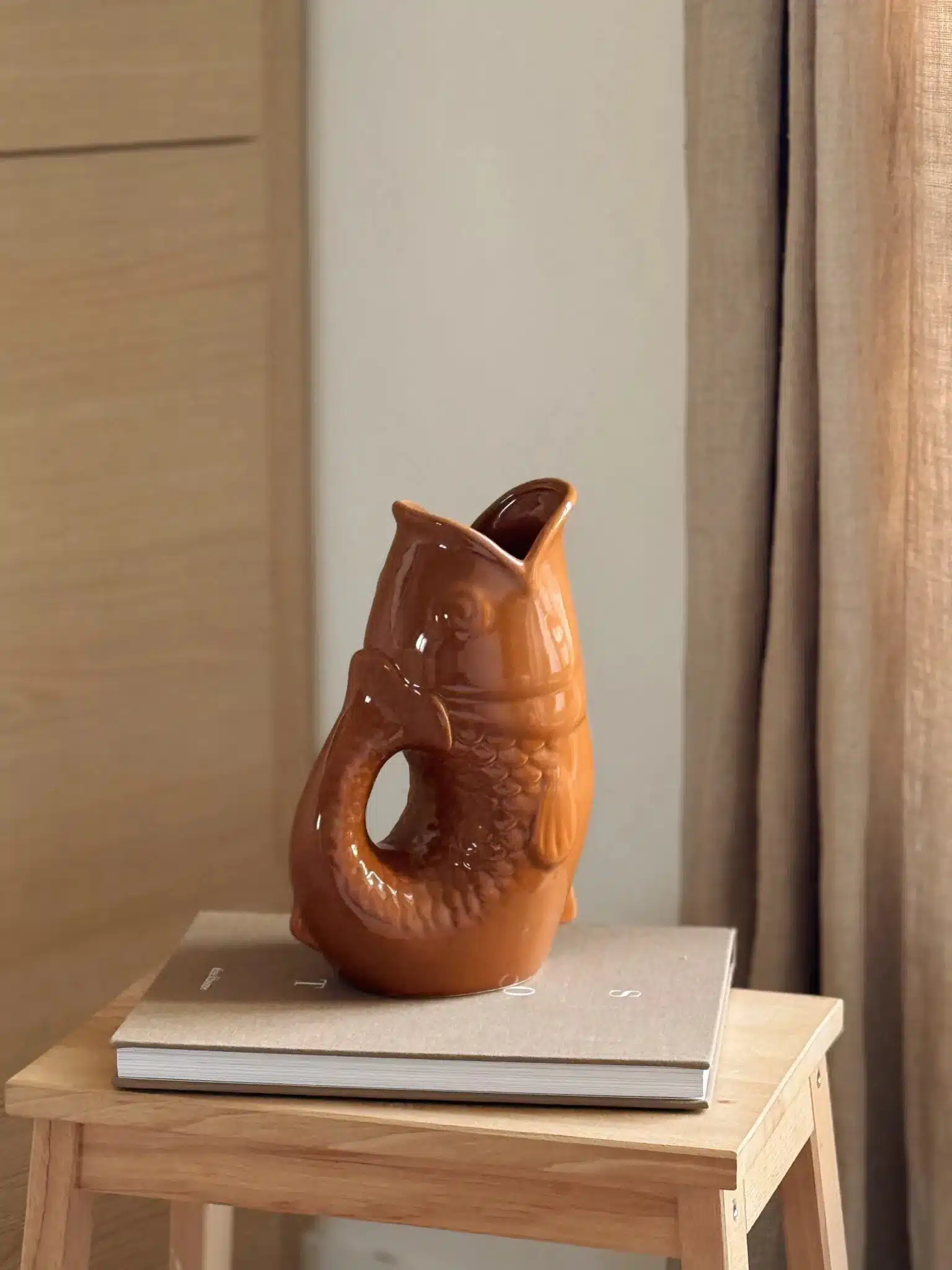 Oser le banc de poissons ou le solitaire : ces d&eacute;tails textiles et muraux qui r&eacute;veillent une pi&egrave;ce