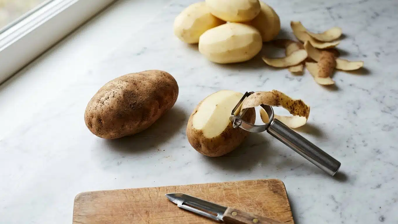 Faut-il &eacute;plucher les pommes de terre avant cuisson ? selon la recette et la vari&eacute;t&eacute;