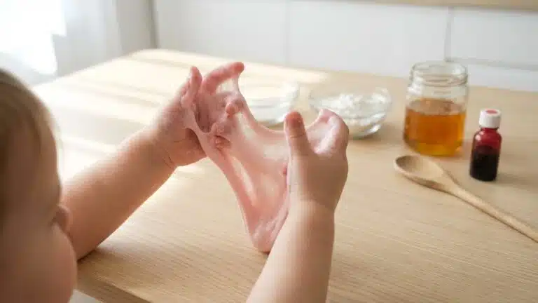Slime comestible : recette enfant (goût neutre) et règles d’hygiène