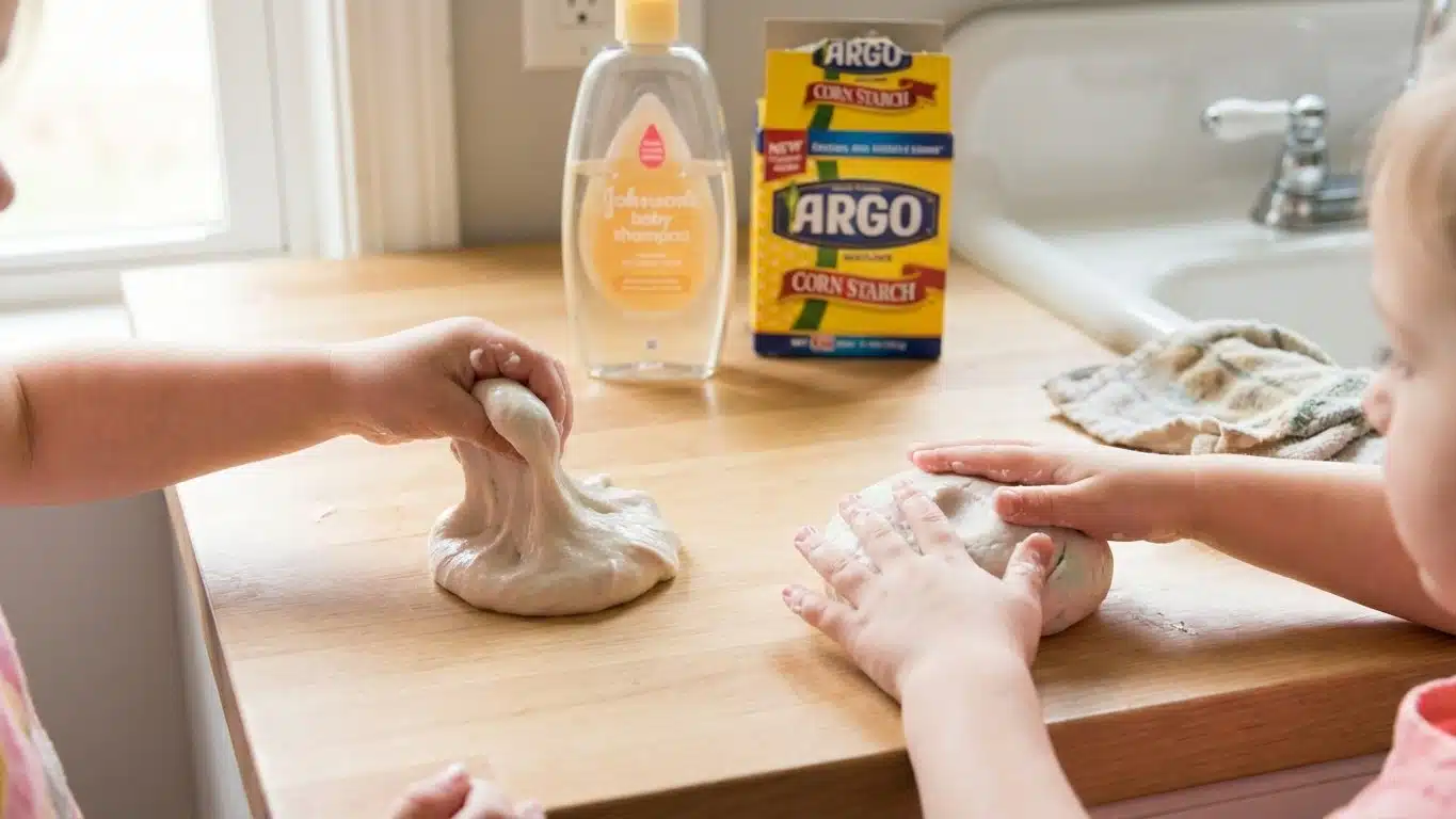 Slime shampoing + Ma&iuml;zena : recette rapide (texture p&acirc;teuse) pour les petits