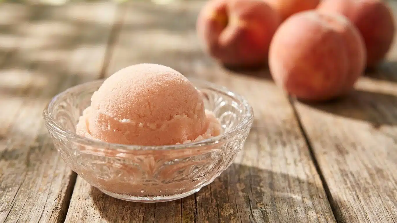 2 p&ecirc;ches bien m&ucirc;res, un yaourt glac&eacute; et 5 minutes au mixeur : j'ai servi cette glace minute &agrave; mes invit&eacute;s et ils m'ont dem...