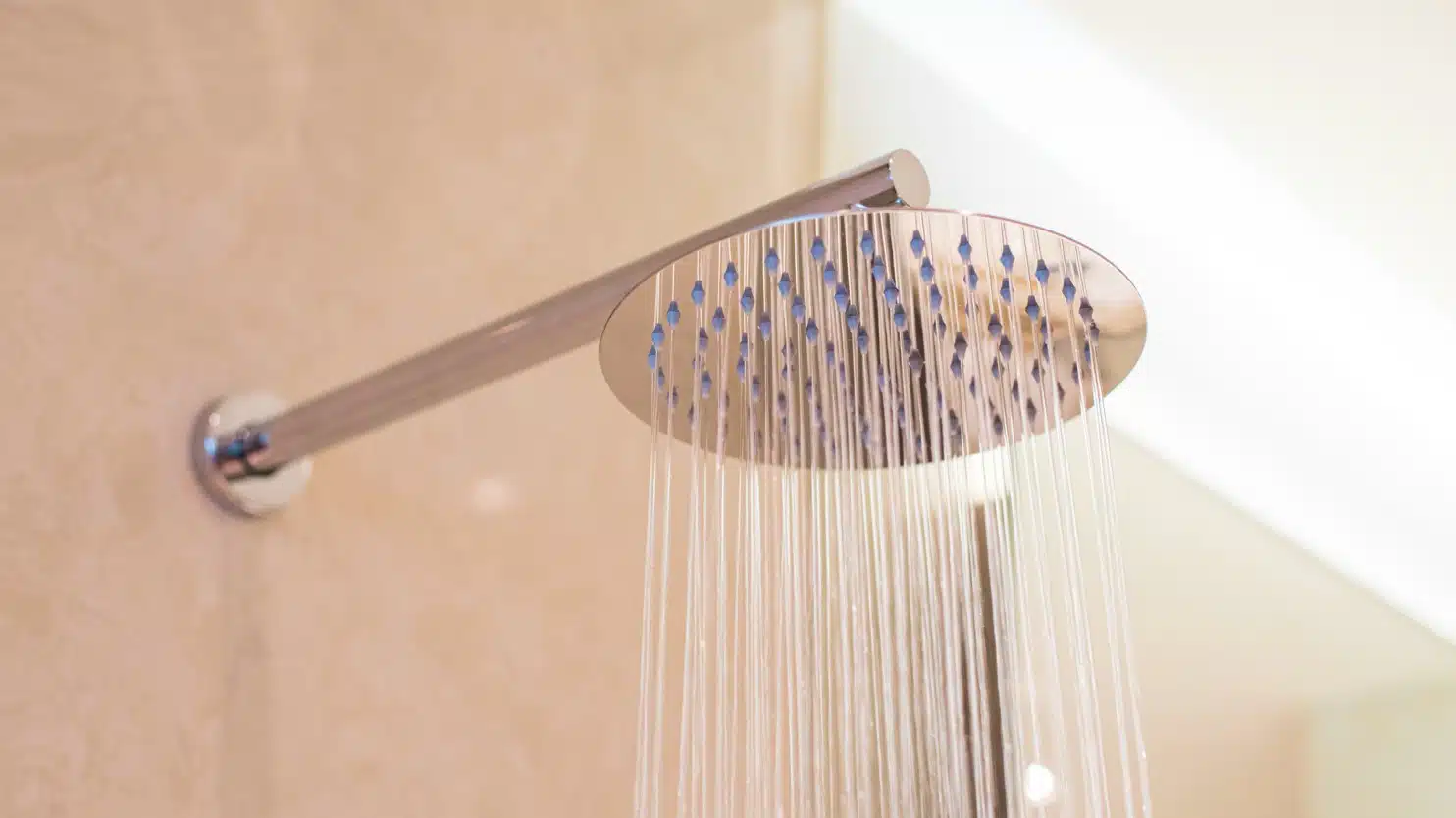 Fini de frotter mon pommeau de douche entartr&eacute; chaque semaine : une nuit dans ce sachet nou&eacute; et le calcaire a disparu sans...