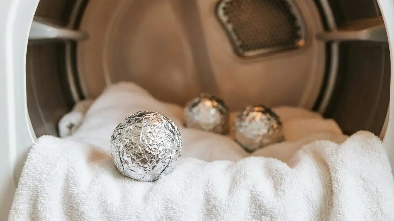 Fini les lingettes assouplissantes achet&eacute;es chaque mois : cette petite boule que vous avez d&eacute;j&agrave; dans la cuisine fait le tr...
