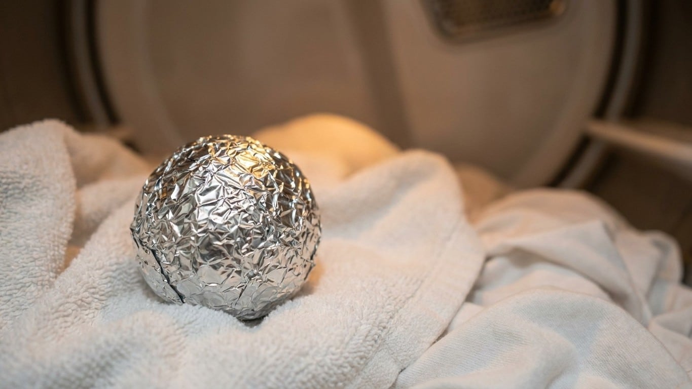 Je glissais une lingette assouplissante &agrave; chaque cycle de s&egrave;che-linge : depuis que je mets une boule de papier alu, je n'e...