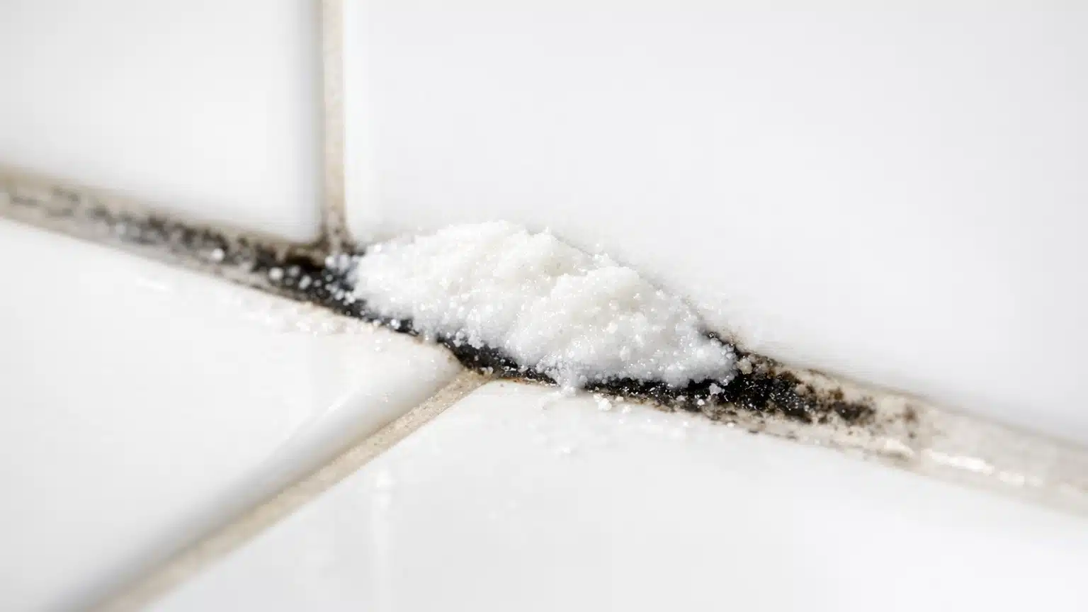 Je r&eacute;curais mes joints de douche noircis &agrave; la brosse sans r&eacute;sultat : le jour o&ugrave; une femme de m&eacute;nage m'a montr&eacute; le m&eacute;lange ...
