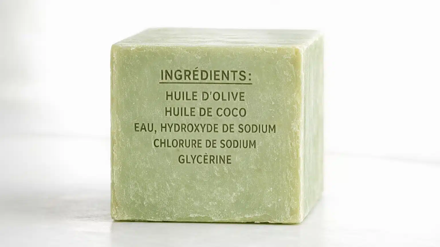 Le vrai savon de Marseille ne contient que quatre ingr&eacute;dients : en retournant le mien, j'ai compris pourquoi il moussait s...