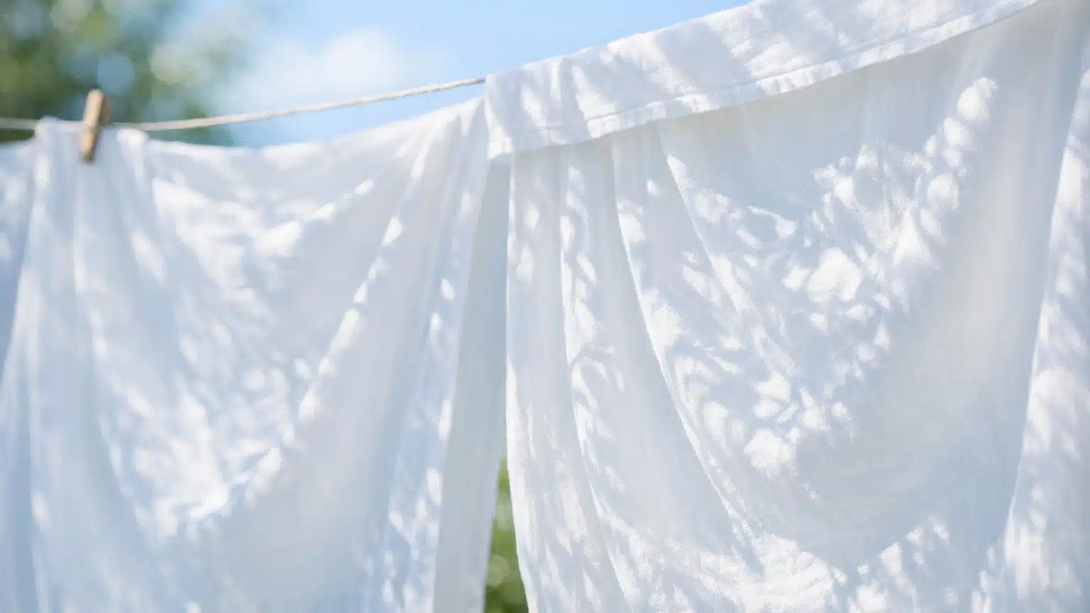 Ma grand-m&egrave;re n'a jamais eu de linge blanc jauni : ce qu'elle ajoutait &agrave; la place de la javel, qui finit toujours par jaunir