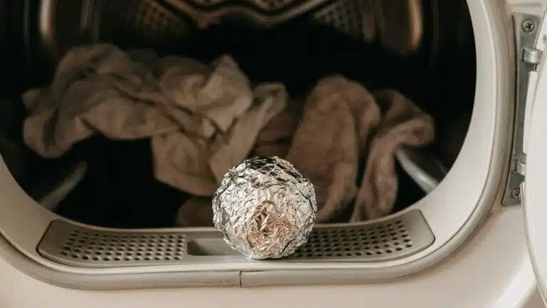 Mon voisin jette toujours une boule de papier aluminium dans son s&egrave;che-linge avant de lancer le cycle et ce n'est pas pour...