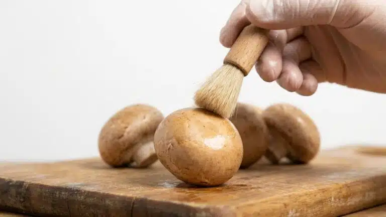 Fini les champignons qui bouillent dans leur jus au lieu de dorer : voici ce que les chefs font &agrave; sec avant de les poser d...