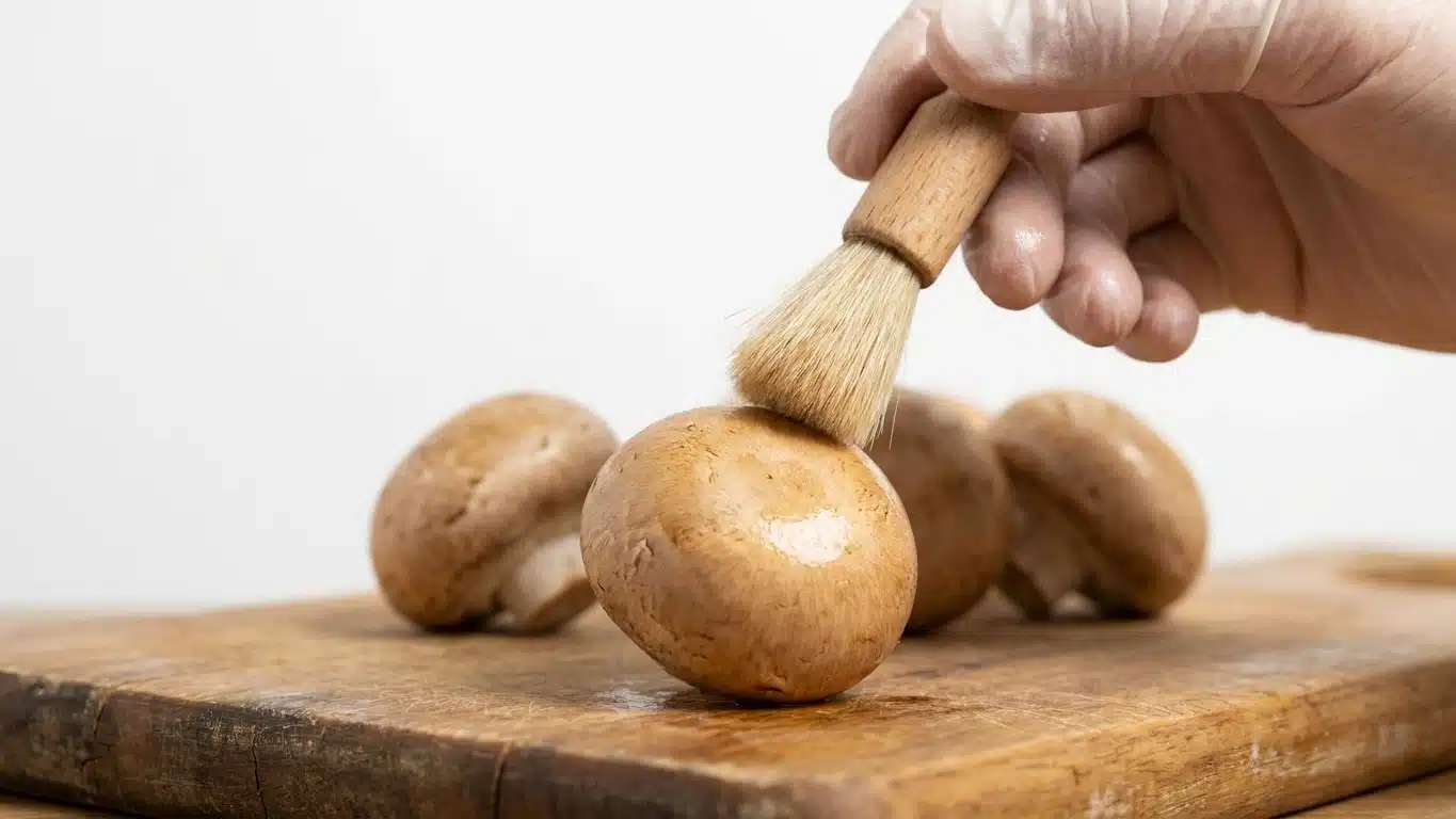 Fini les champignons qui bouillent dans leur jus au lieu de dorer : voici ce que les chefs font &agrave; sec avant de les poser d...