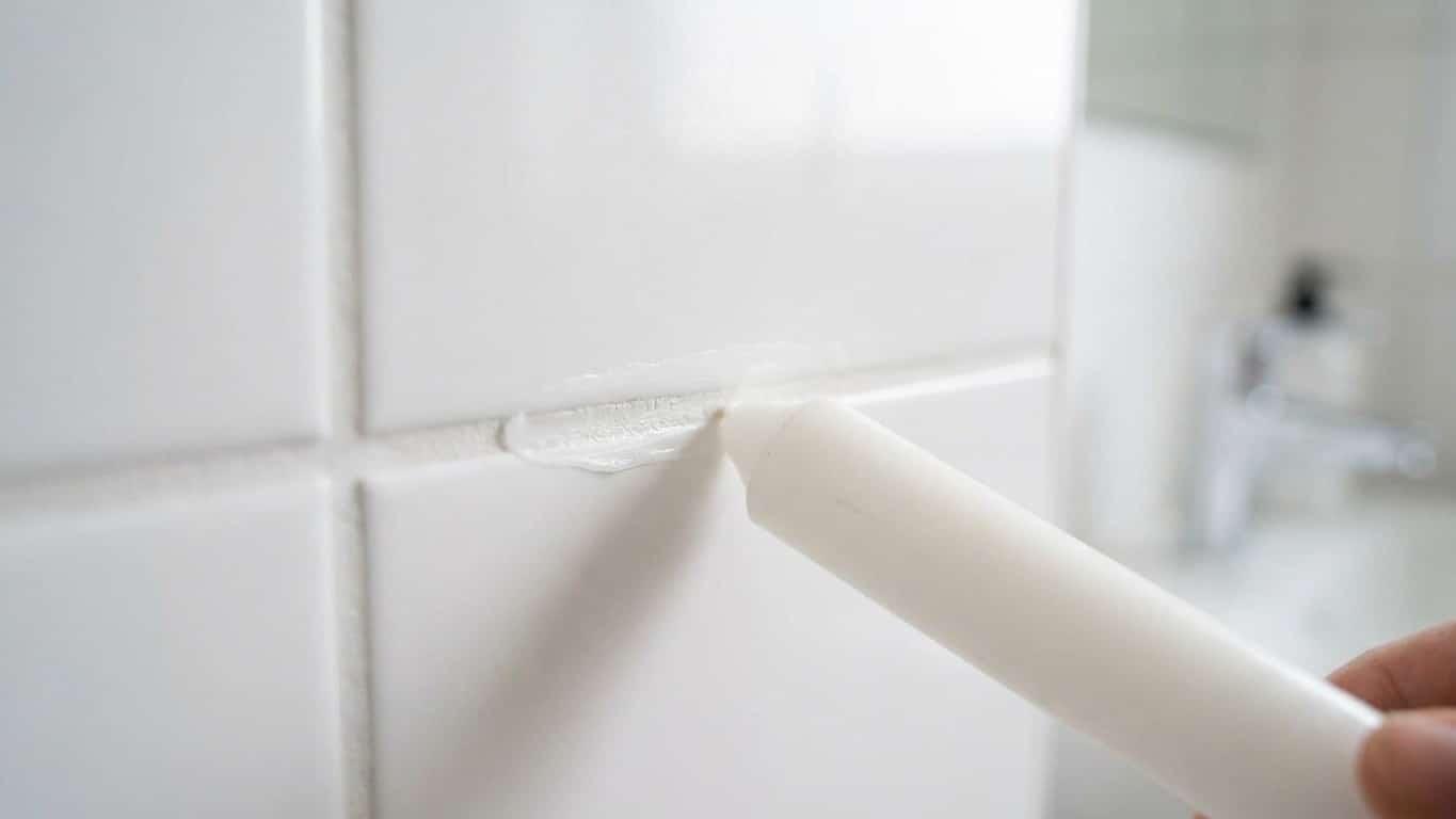 Fini les joints de douche qui noircissent au bout de quelques mois : voici ce que les pros frottent dessus quand ils sont ...