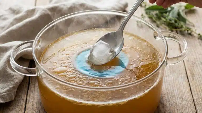 Je chassais le gras de mon bouillon &agrave; l'&eacute;cumoire pendant de longues minutes : depuis que je passe un gla&ccedil;on &agrave; la surface, ...