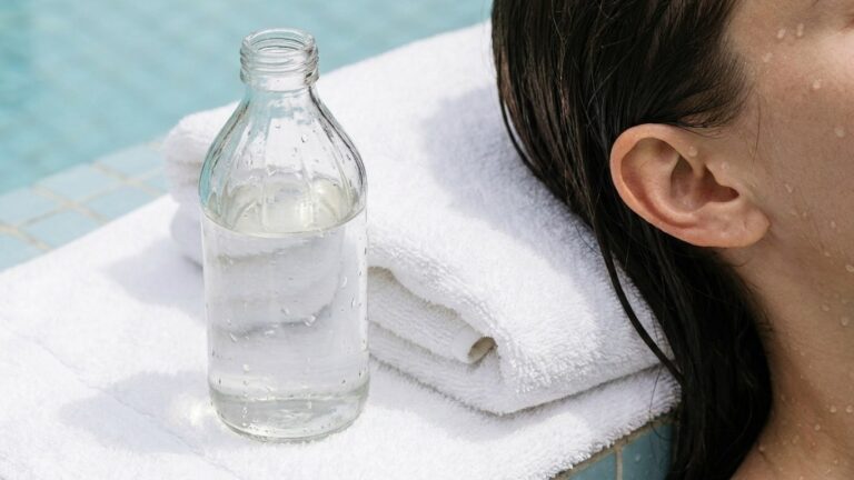 Je gardais l'oreille bouchée des heures après chaque sortie piscine : le jour où un ancien maître-nageur m'a tendu une bou...