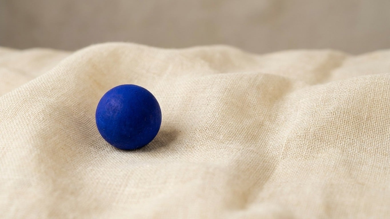 Je lavais mes voilages jaunis &agrave; la javel comme tout le monde : une ancienne lavandi&egrave;re m'a montr&eacute; la petite boule bleue qu...