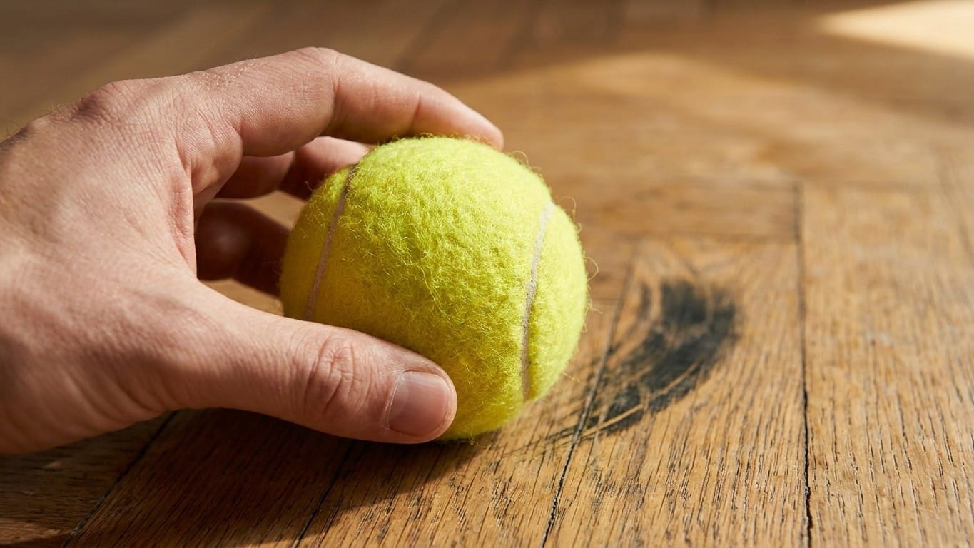 &laquo; Je pensais que ces traces noires &eacute;taient incrust&eacute;es &raquo; : depuis qu'on m'a montr&eacute; ce geste avec une balle de tennis, elles...