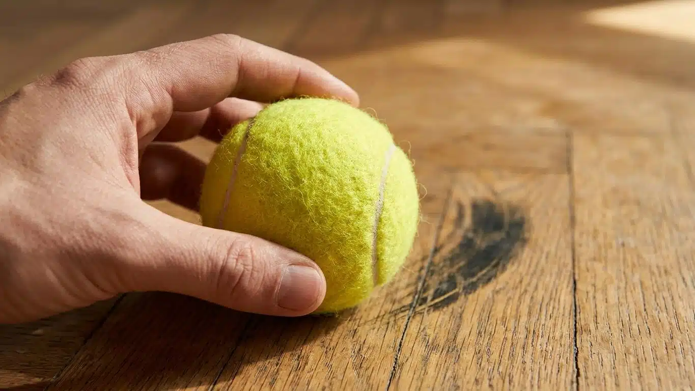 &laquo; Je pensais que ces traces noires &eacute;taient incrust&eacute;es &raquo; : depuis qu'on m'a montr&eacute; ce geste avec une balle de tennis, elles...