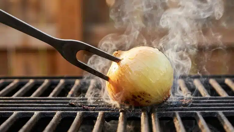 Mon beau-p&egrave;re frotte toujours sa grille de barbecue encore chaude avec un demi-oignon et ce n'est pas pour parfumer la viande